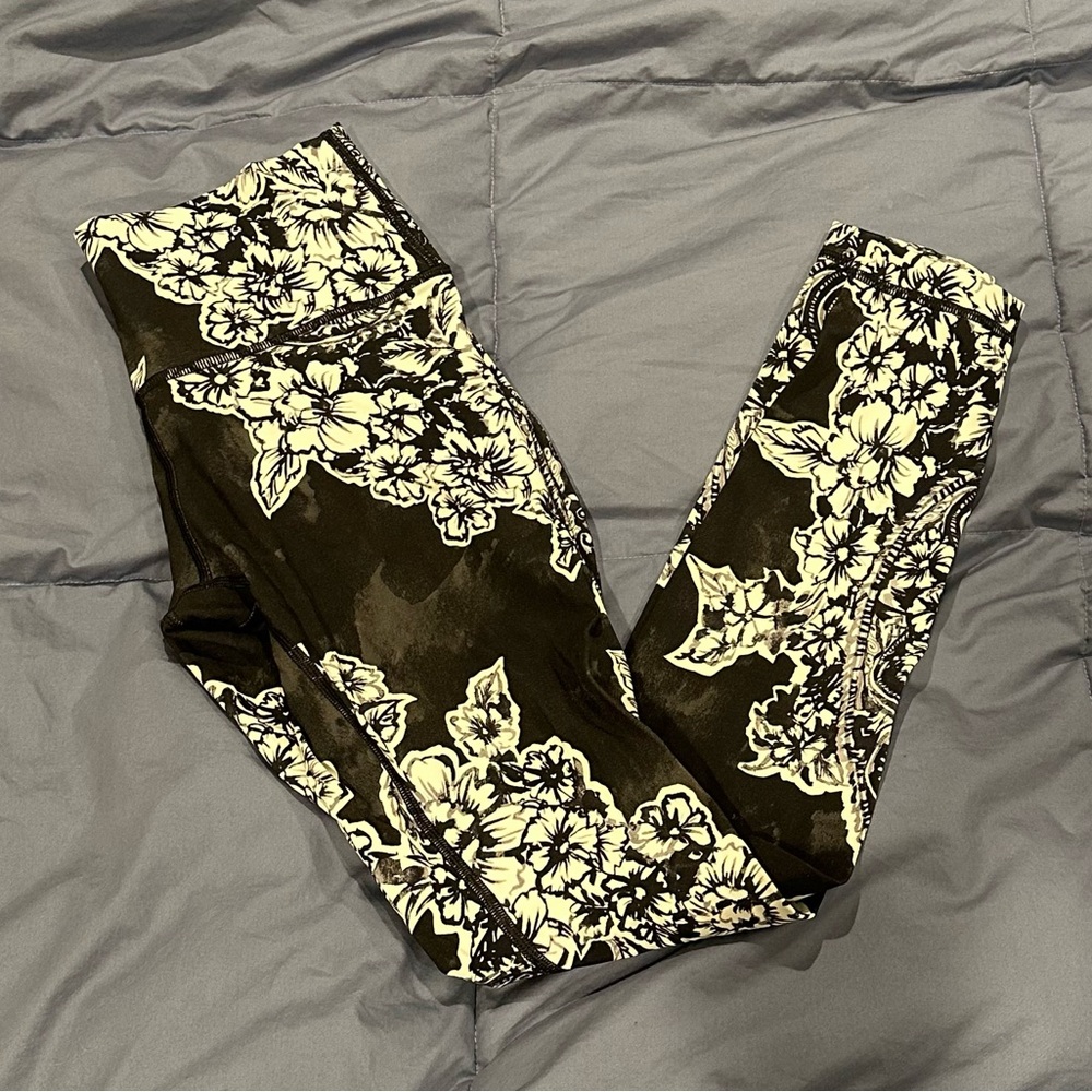 Lululemon Floral Leggings in black & white sz 6